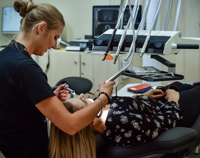 Tento zubní lékař Vás přijme – neváhejte dokud jsou volná místa!