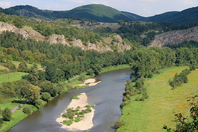 Vydejte se spolu s námi k řece Berounce, do kraje spisovatele Oty Pavla